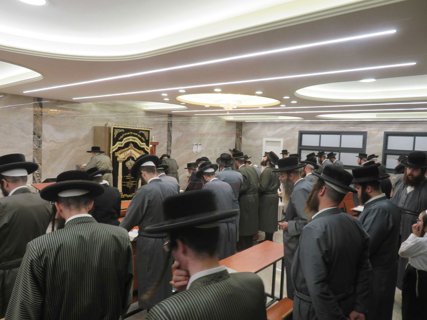 האדמו"ר מתולדות אהרן בתפילת ערבית בבית שמש