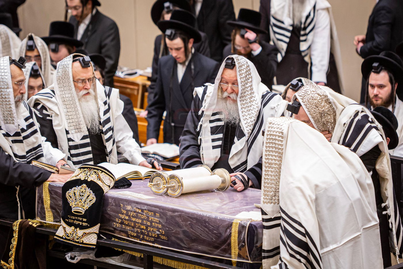 האדמו"ר מבאבוב בקריאת התורה ביום היא"צ של אמו הרבנית הצדקנית ע"ה