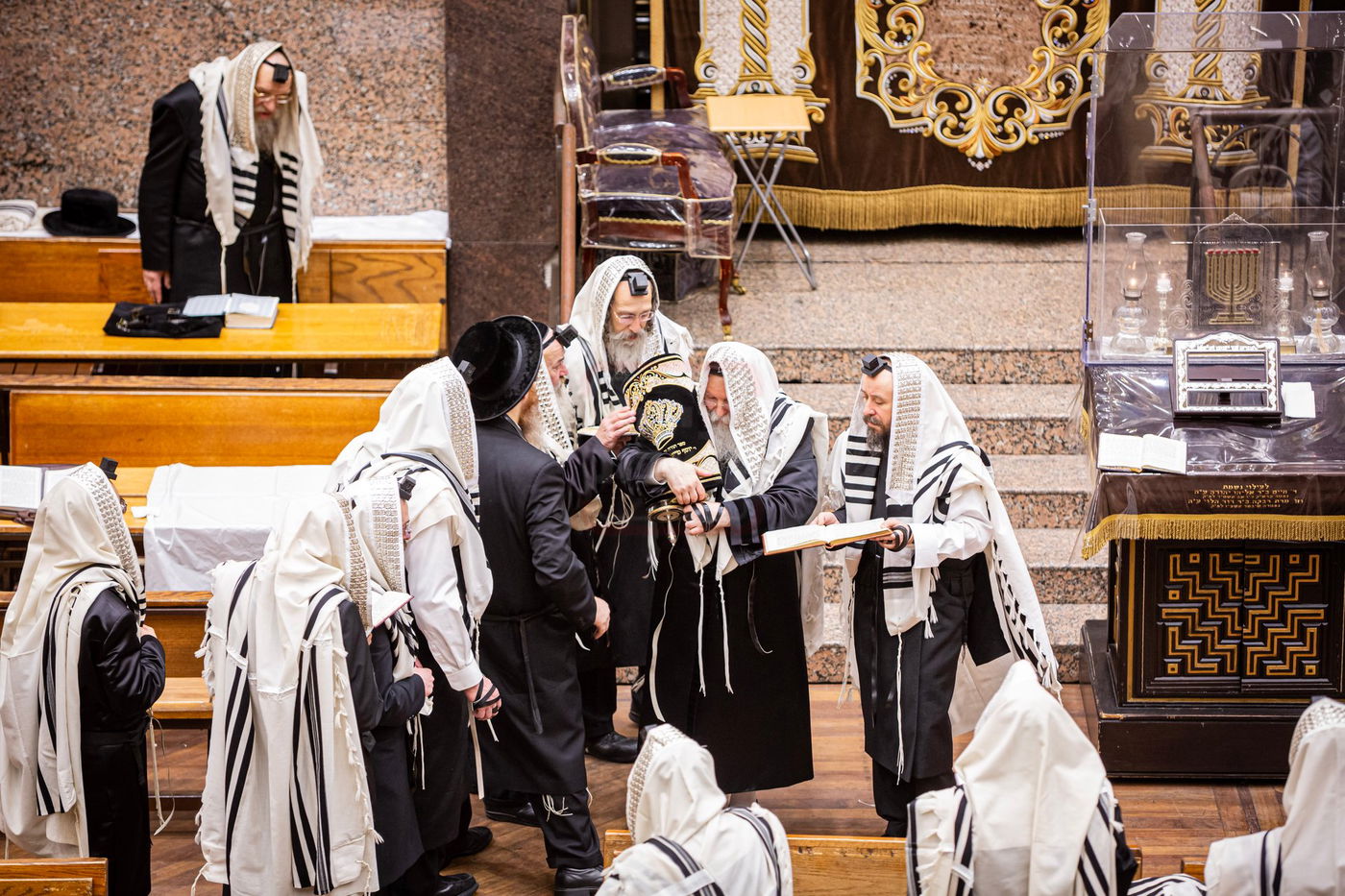 האדמו"ר מבאבוב בקריאת התורה ביום היא"צ של אמו הרבנית הצדקנית ע"ה