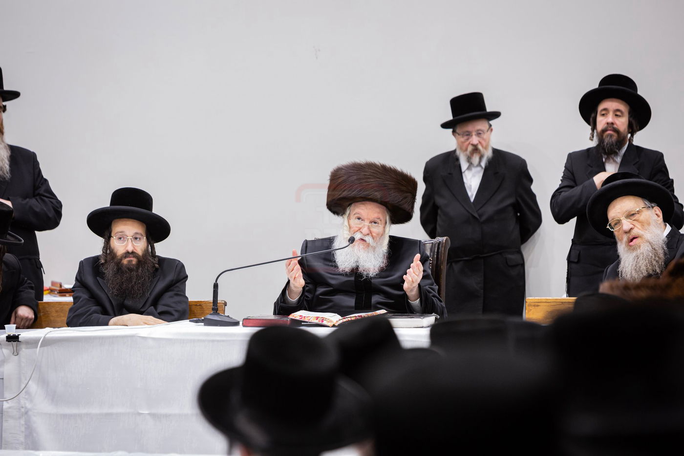 האדמו"ר מבאבוב בטיש לחיים לאחר התפילה