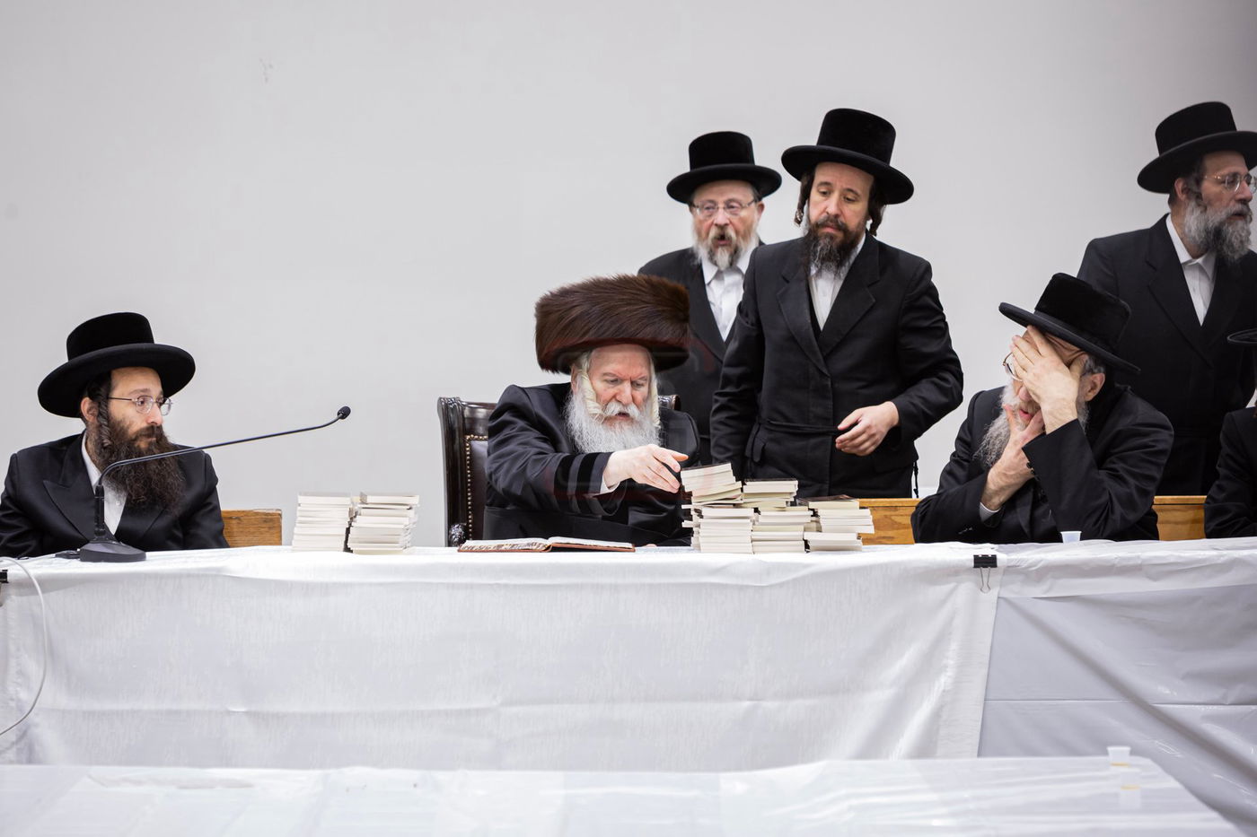 האדמו"ר מבאבוב בטיש לחיים לאחר התפילה