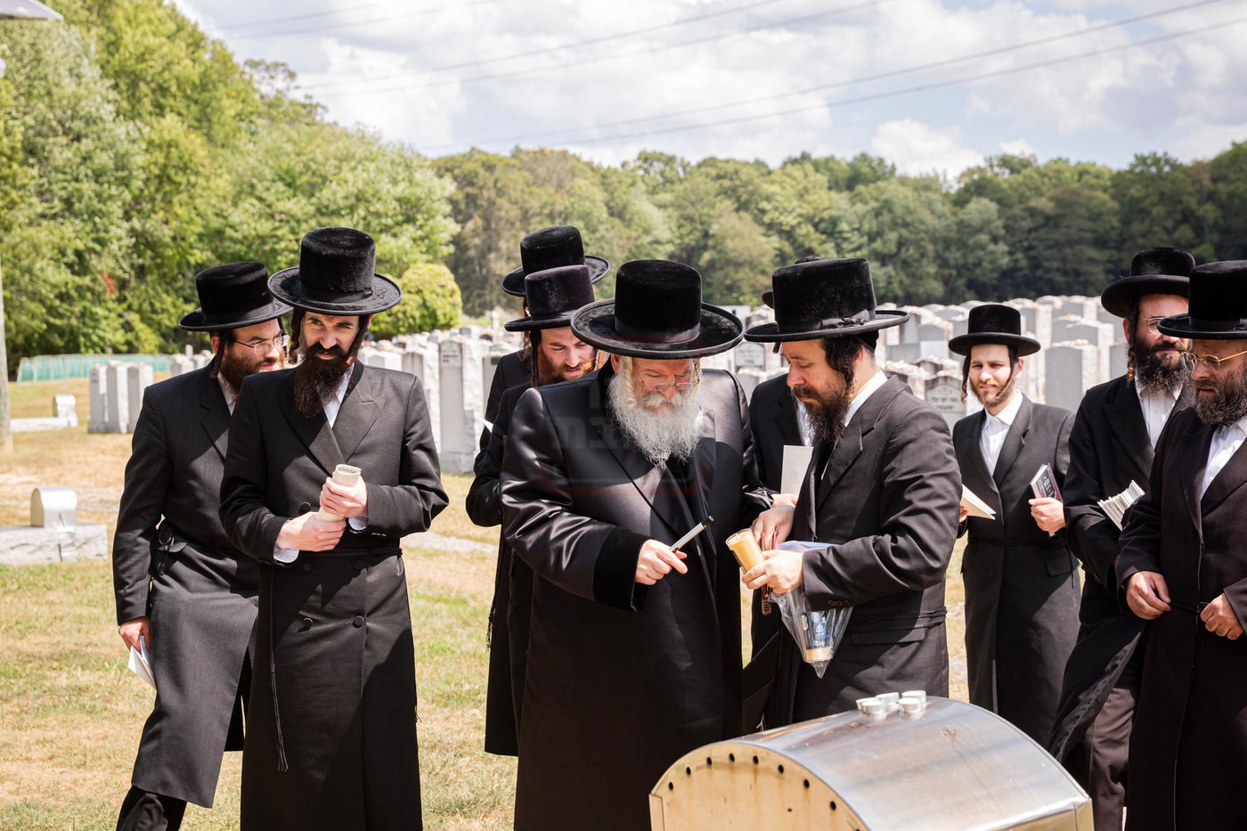 האדמו"ר מבאבוב ביום היא"צ של אמו הרבנית הצדקנית ע"ה