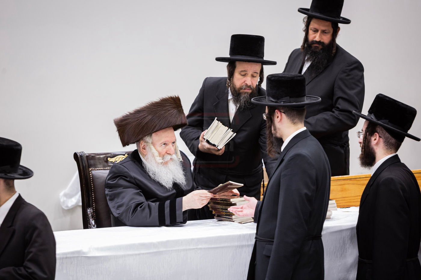 האדמו"ר מבאבוב בטיש לחיים לאחר התפילה