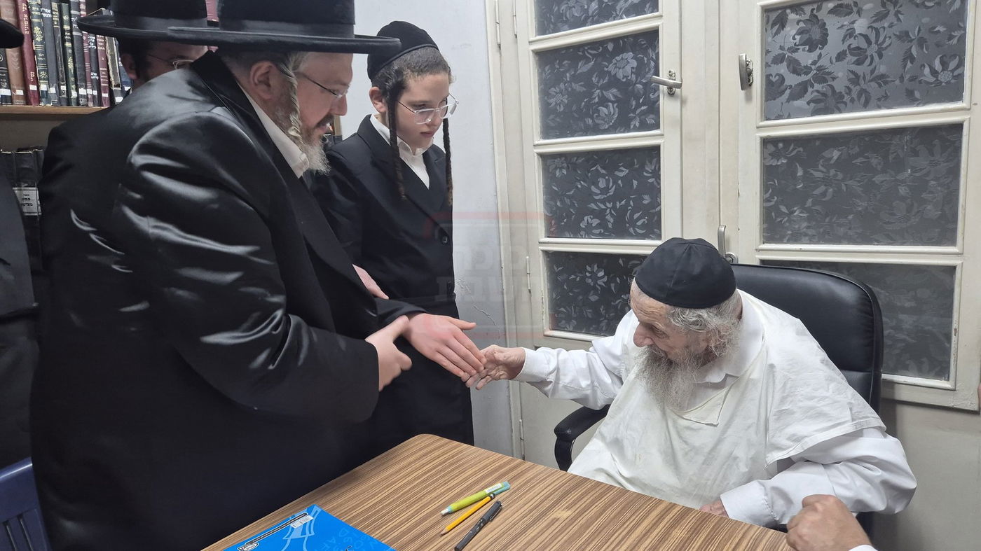 הרה"צ רבי אהרן מרדכי רוקח בביקור אצל הגר"ד לנדו
