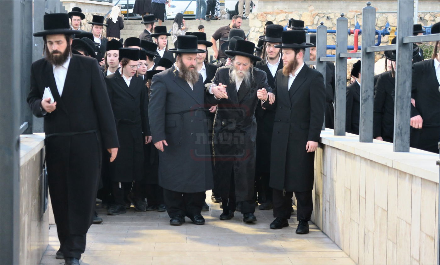 האדמו"ר מערלוי בתפילה באתרא קדישא מירון