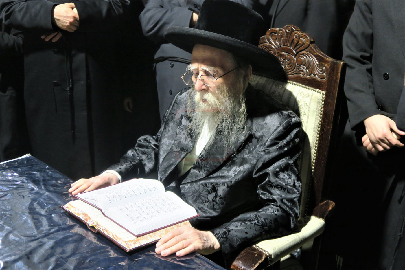 האדמו"ר מערלוי בתפילה באתרא קדישא מירון