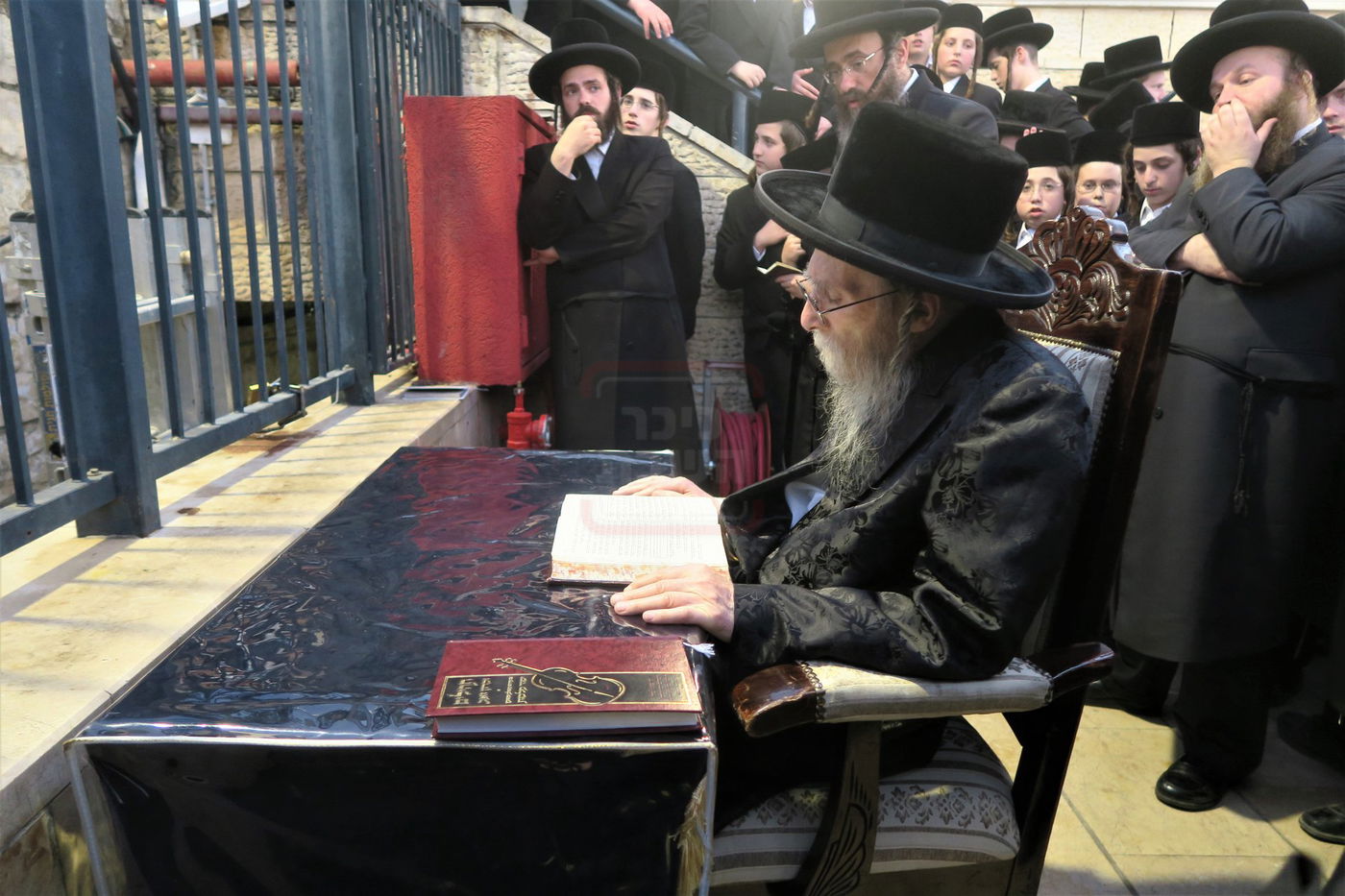 האדמו"ר מערלוי בתפילה באתרא קדישא מירון