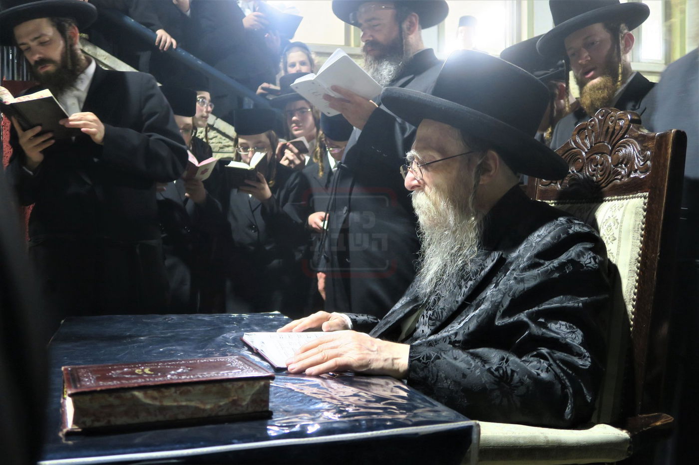 האדמו"ר מערלוי בתפילה באתרא קדישא מירון