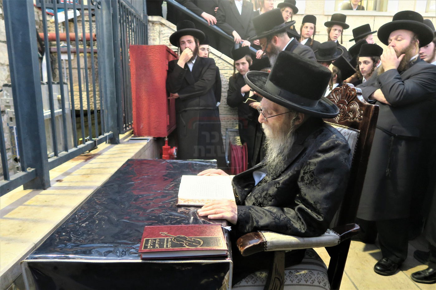 האדמו"ר מערלוי בתפילה באתרא קדישא מירון