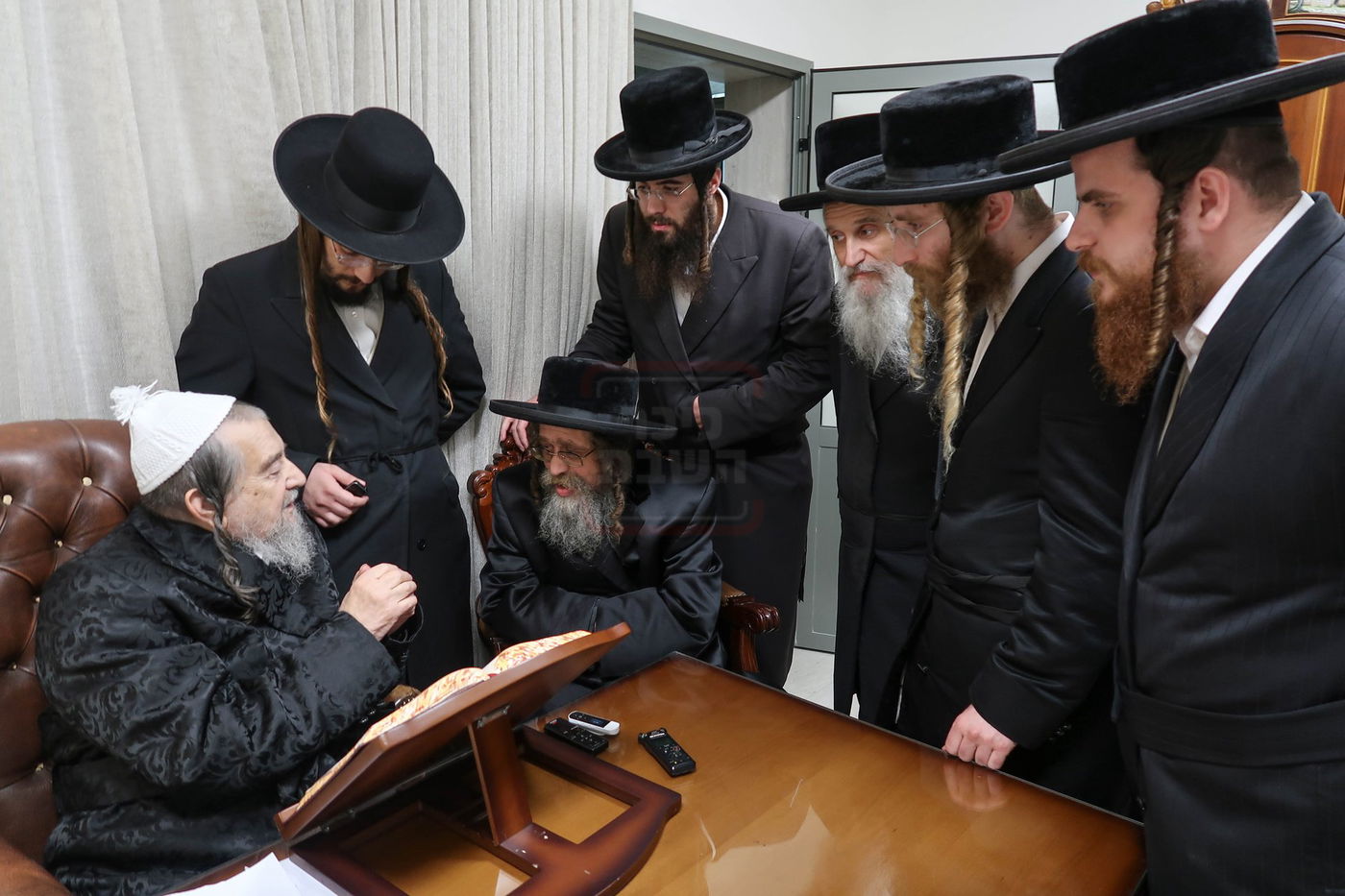 האדמו"ר מקרעטשניף סיגעט בביקור אצל הגרי"מ שכטר