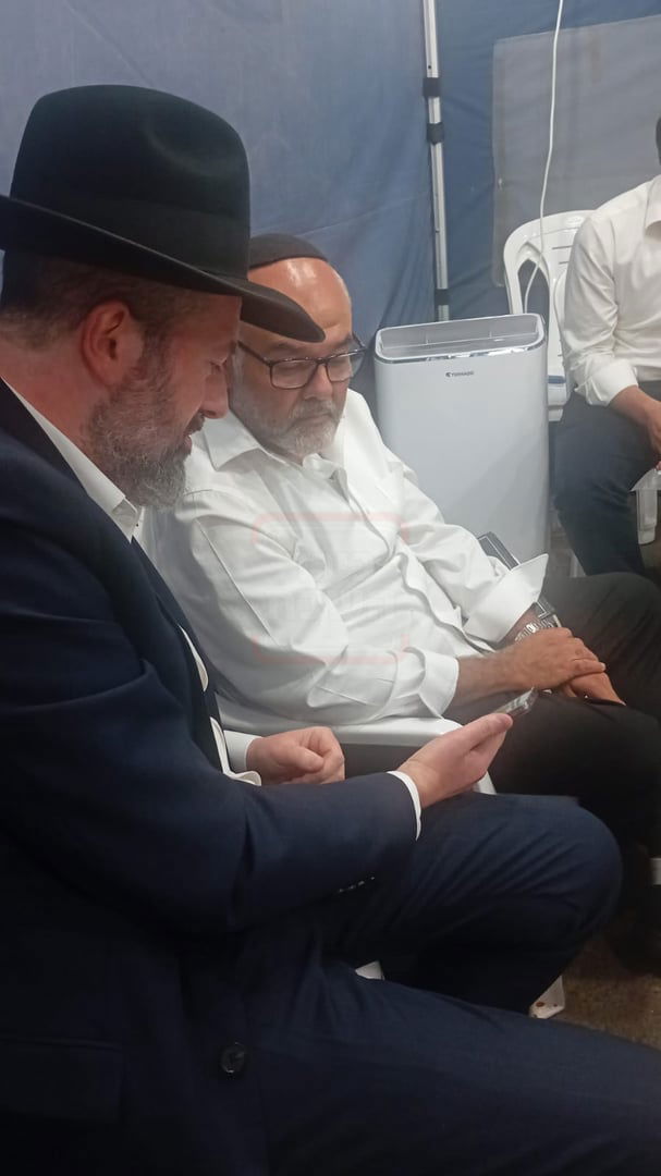 ר' אברהם נאמן מקריא את המכתב החזיקו מהרבי מקאלוב