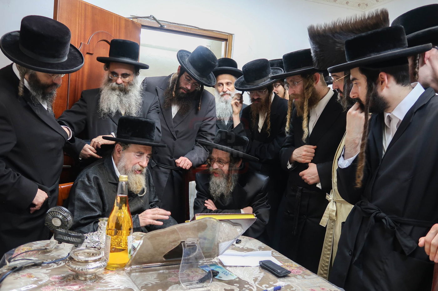 האדמו"ר מקרעטשניף סיגעט בביקור אצל האדמו"ר מרחמסטריווקא