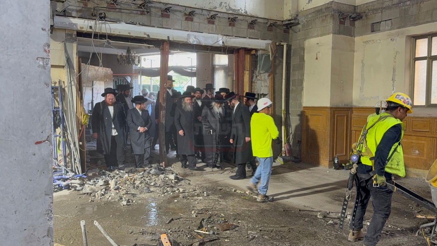 האדמו"ר מסאטמר בסיור בעת השיפוצים בבית מדרשו בווילאמסבורג 