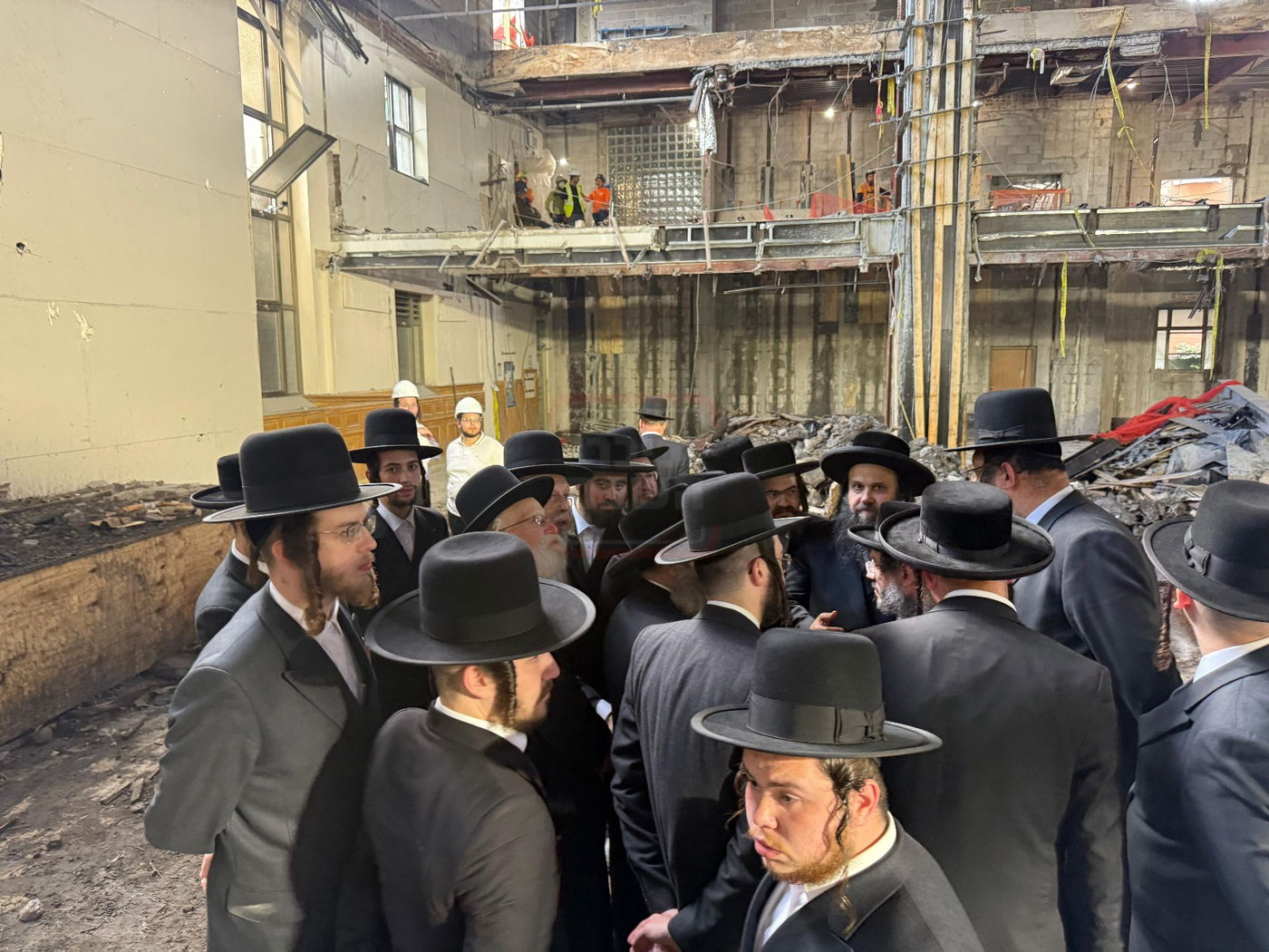 האדמו"ר מסאטמר בסיור בעת השיפוצים בבית מדרשו בווילאמסבורג 