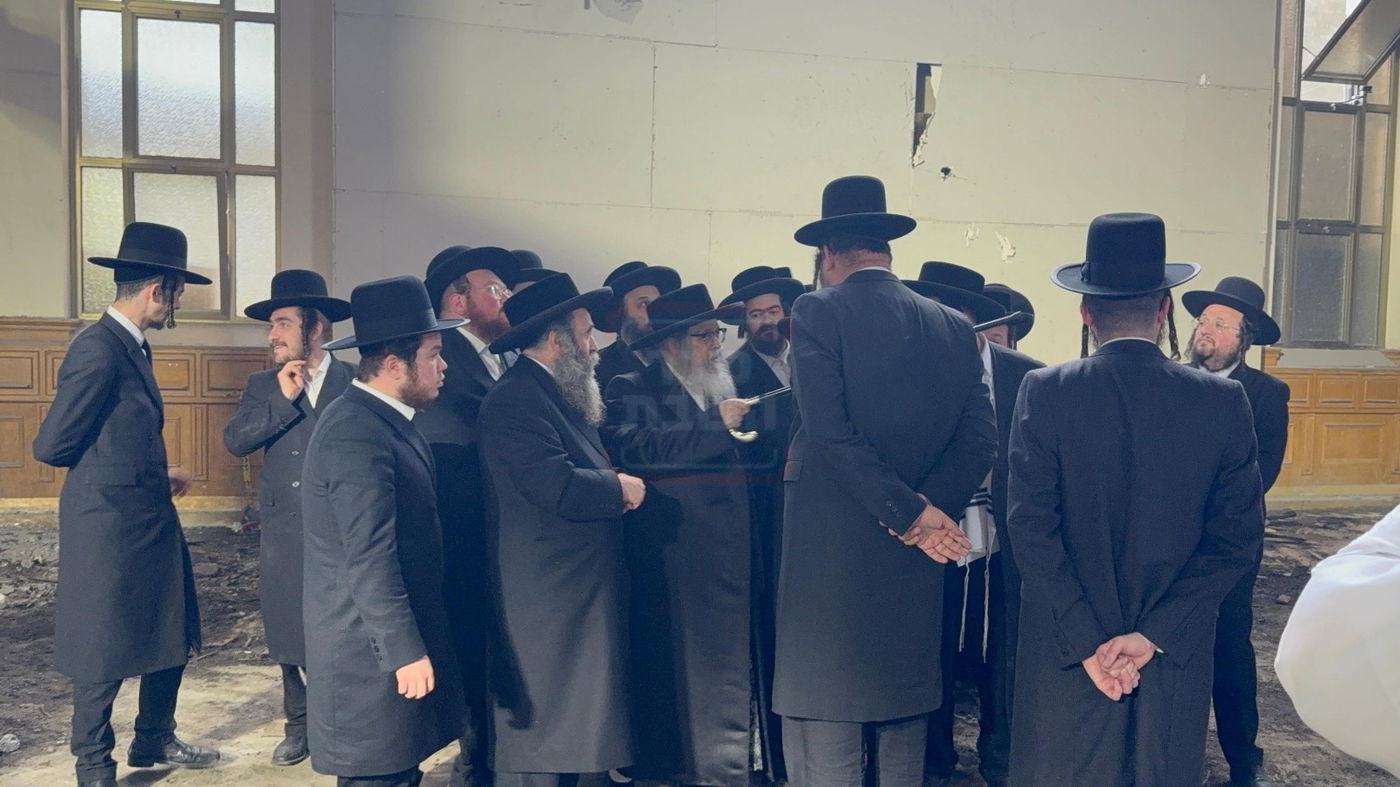 האדמו"ר מסאטמר בסיור בעת השיפוצים בבית מדרשו בווילאמסבורג 