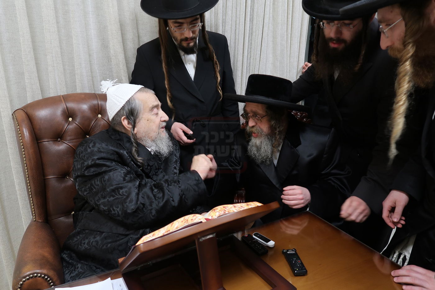 האדמו"ר מקרעטשניף סיגעט בביקור אצל הגרי"מ שכטר