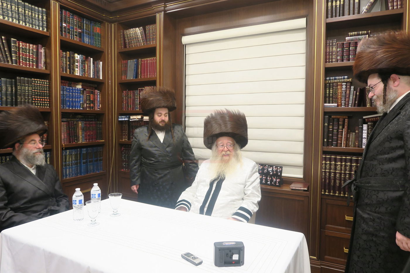 האדמו"ר מניקלשבורג מוצאי שב"ק בווילאמסבורג