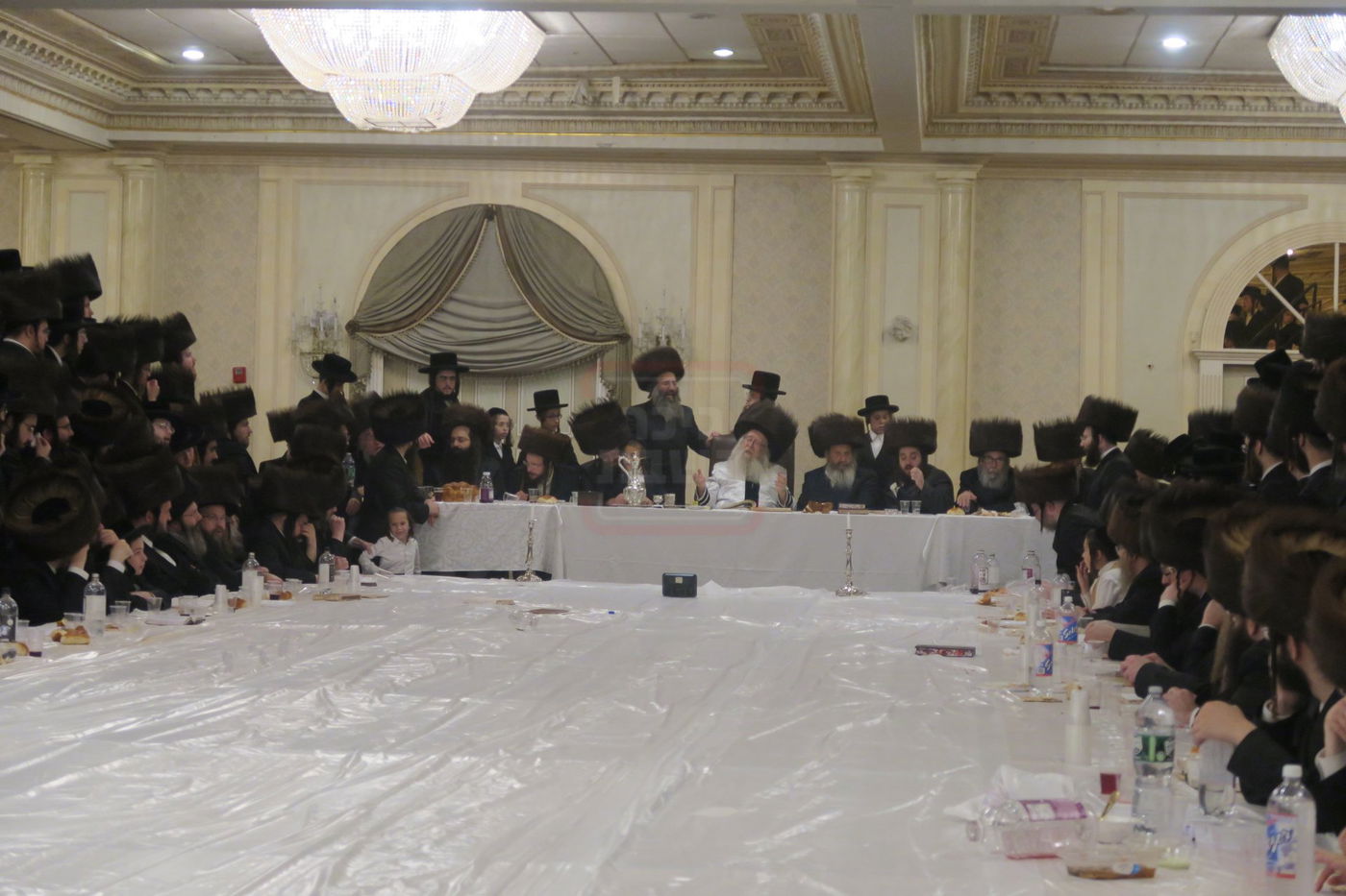 האדמו"ר מניקלשבורג מוצאי שב"ק בווילאמסבורג