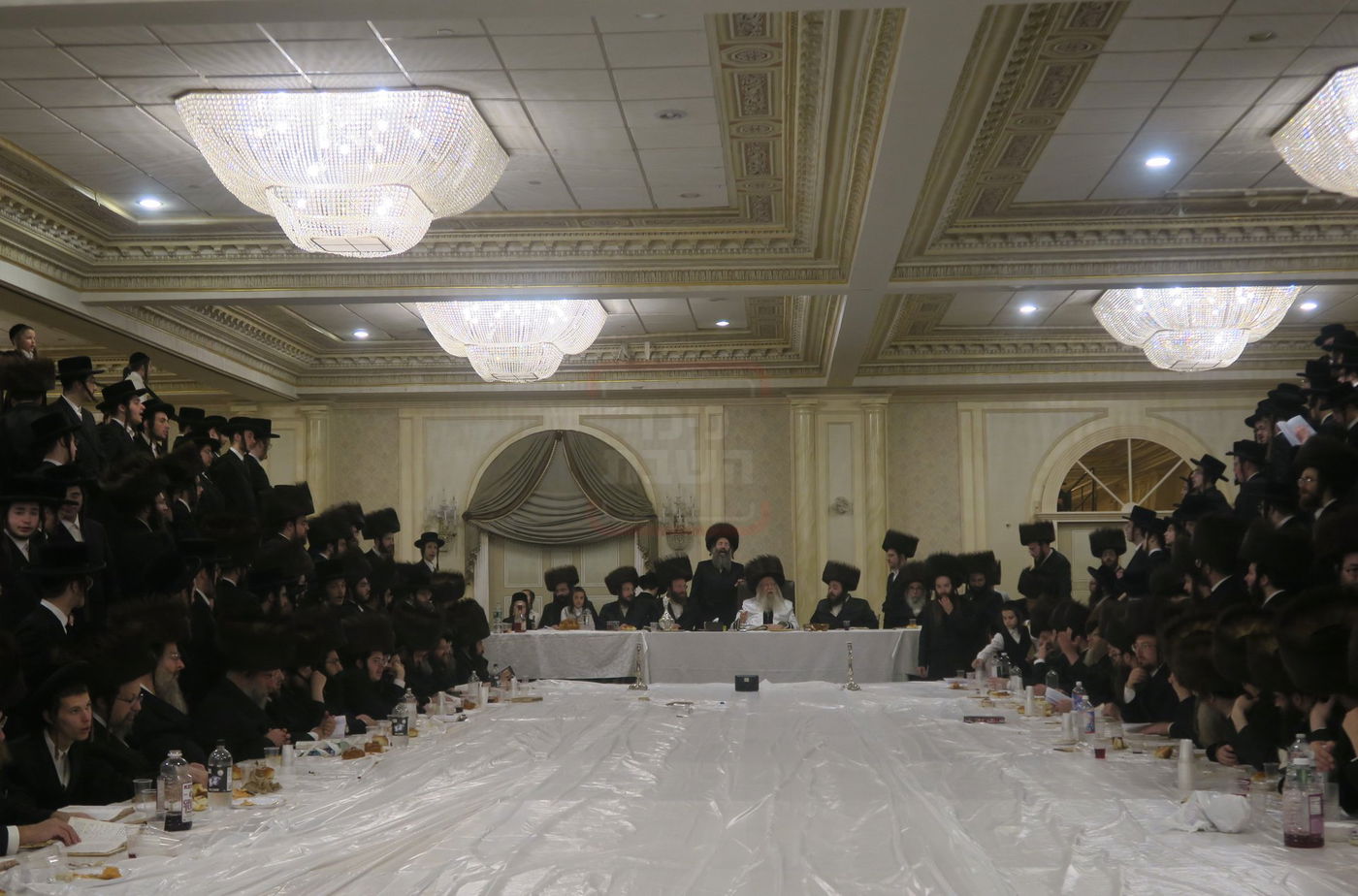 האדמו"ר מניקלשבורג מוצאי שב"ק בווילאמסבורג