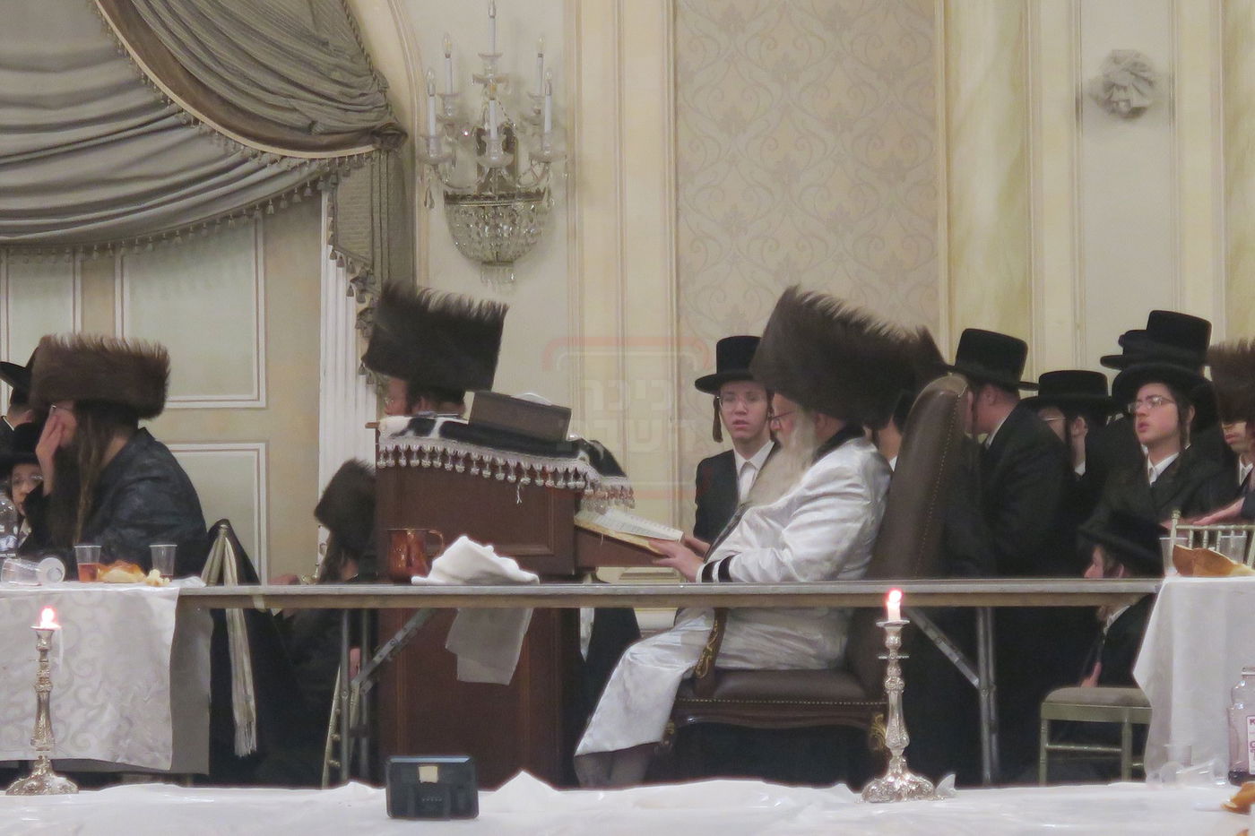 האדמו"ר מניקלשבורג מוצאי שב"ק בווילאמסבורג