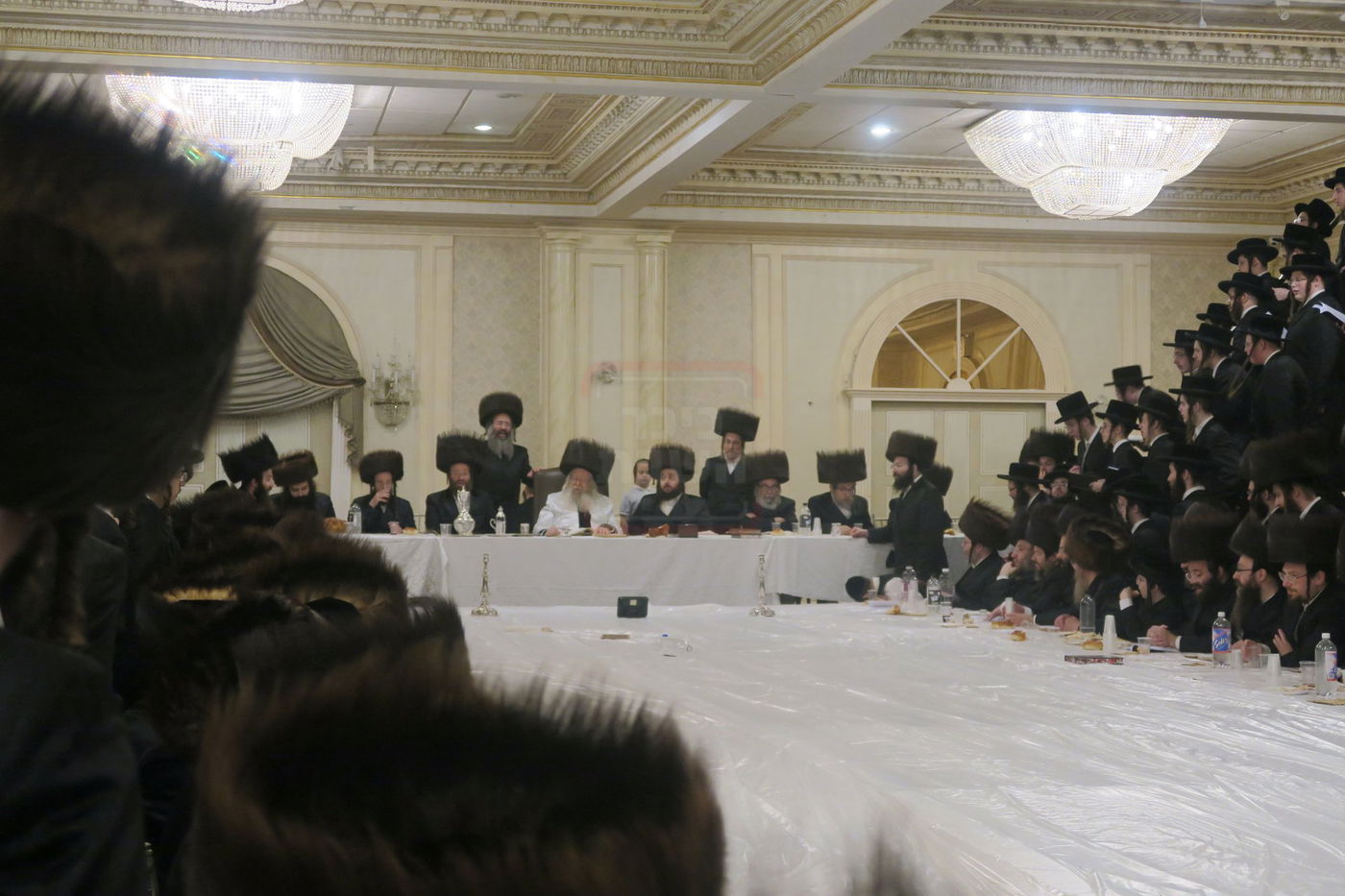 האדמו"ר מניקלשבורג מוצאי שב"ק בווילאמסבורג