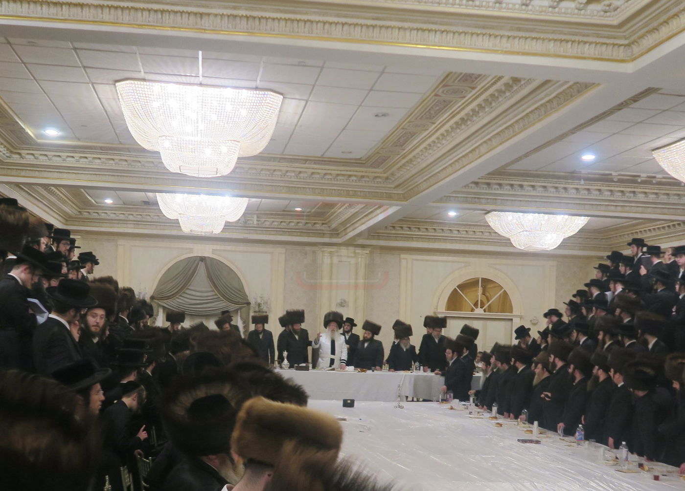 האדמו"ר מניקלשבורג מוצאי שב"ק בווילאמסבורג