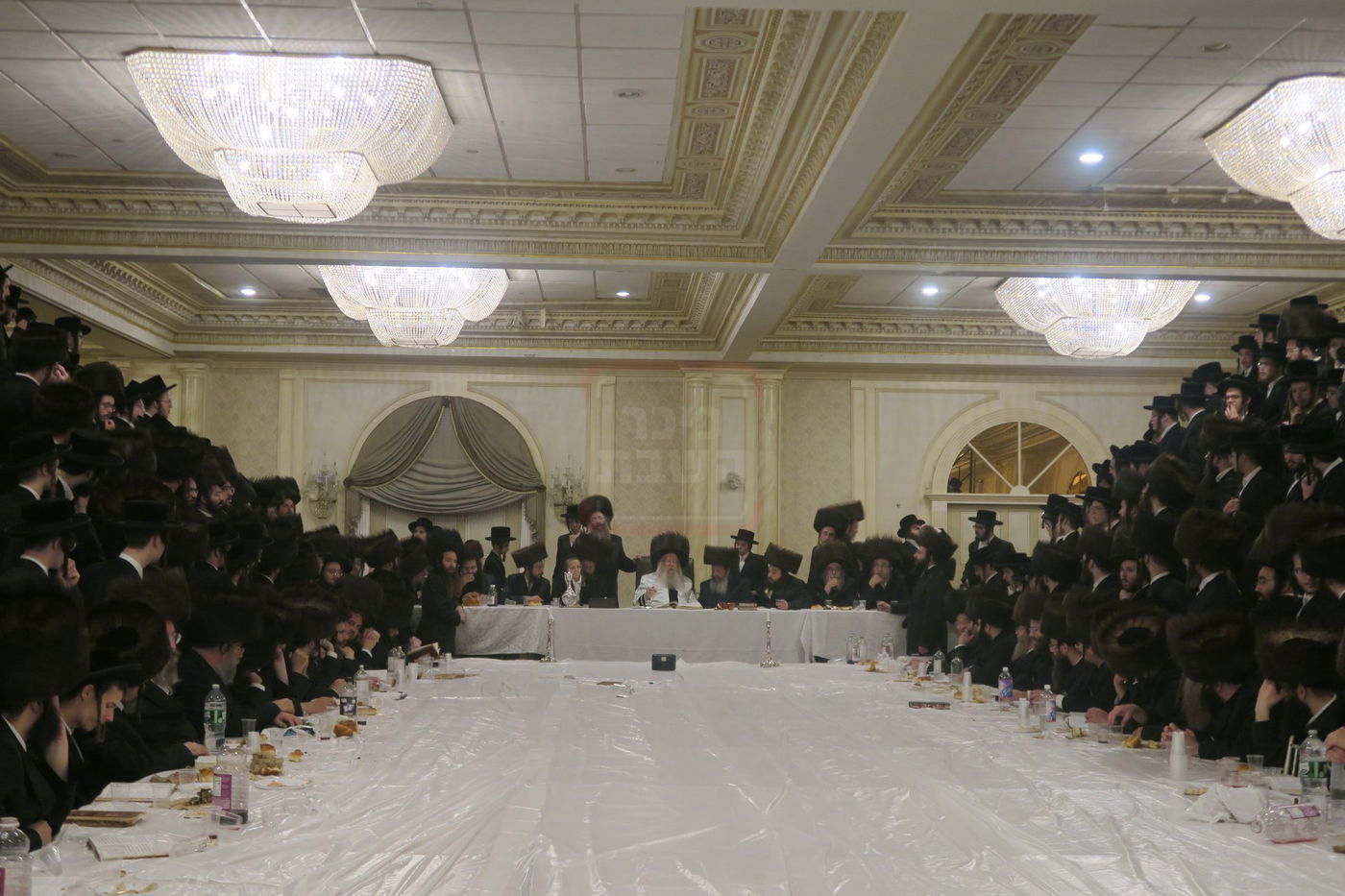 האדמו"ר מניקלשבורג מוצאי שב"ק בווילאמסבורג