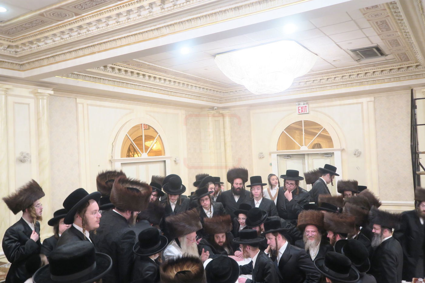 האדמו"ר מניקלשבורג מוצאי שב"ק בווילאמסבורג