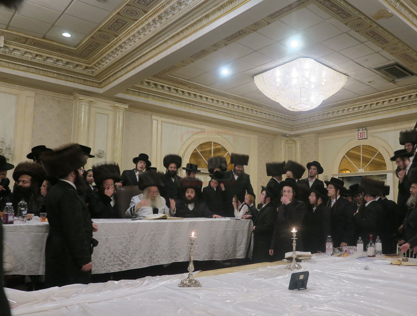 האדמו"ר מניקלשבורג מוצאי שב"ק בווילאמסבורג