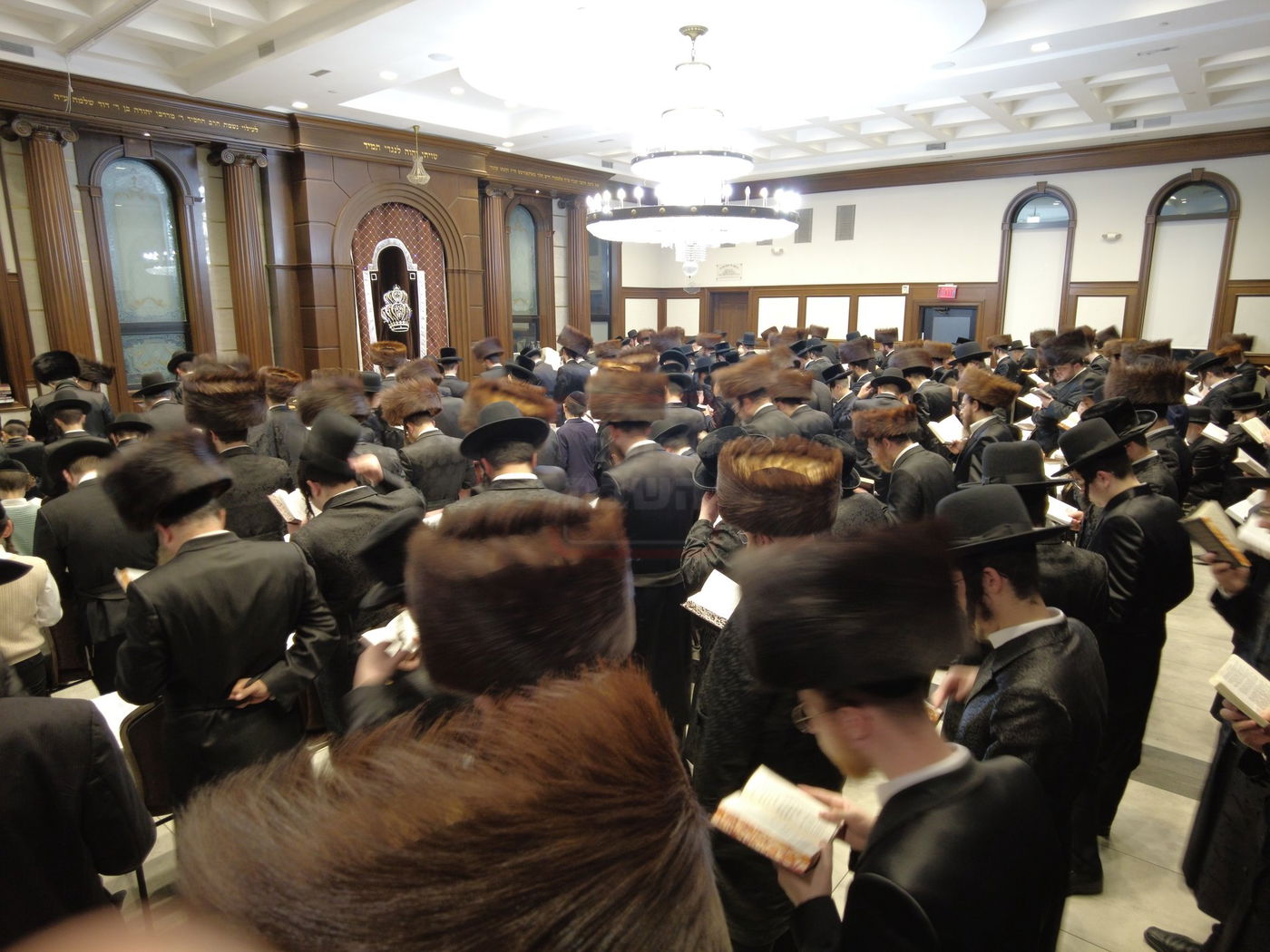 סליחות ראשונות בחצה"ק סקולען לייקווד