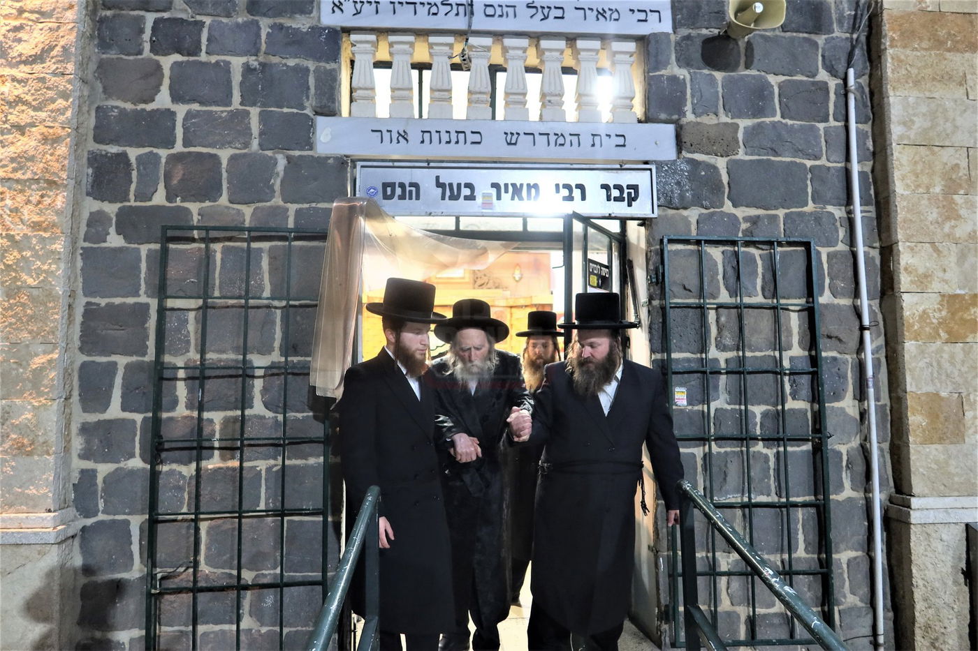 האדמו"ר מערלוי בתפילה ע"י ציון התנא רבי מאיר בעל הנס