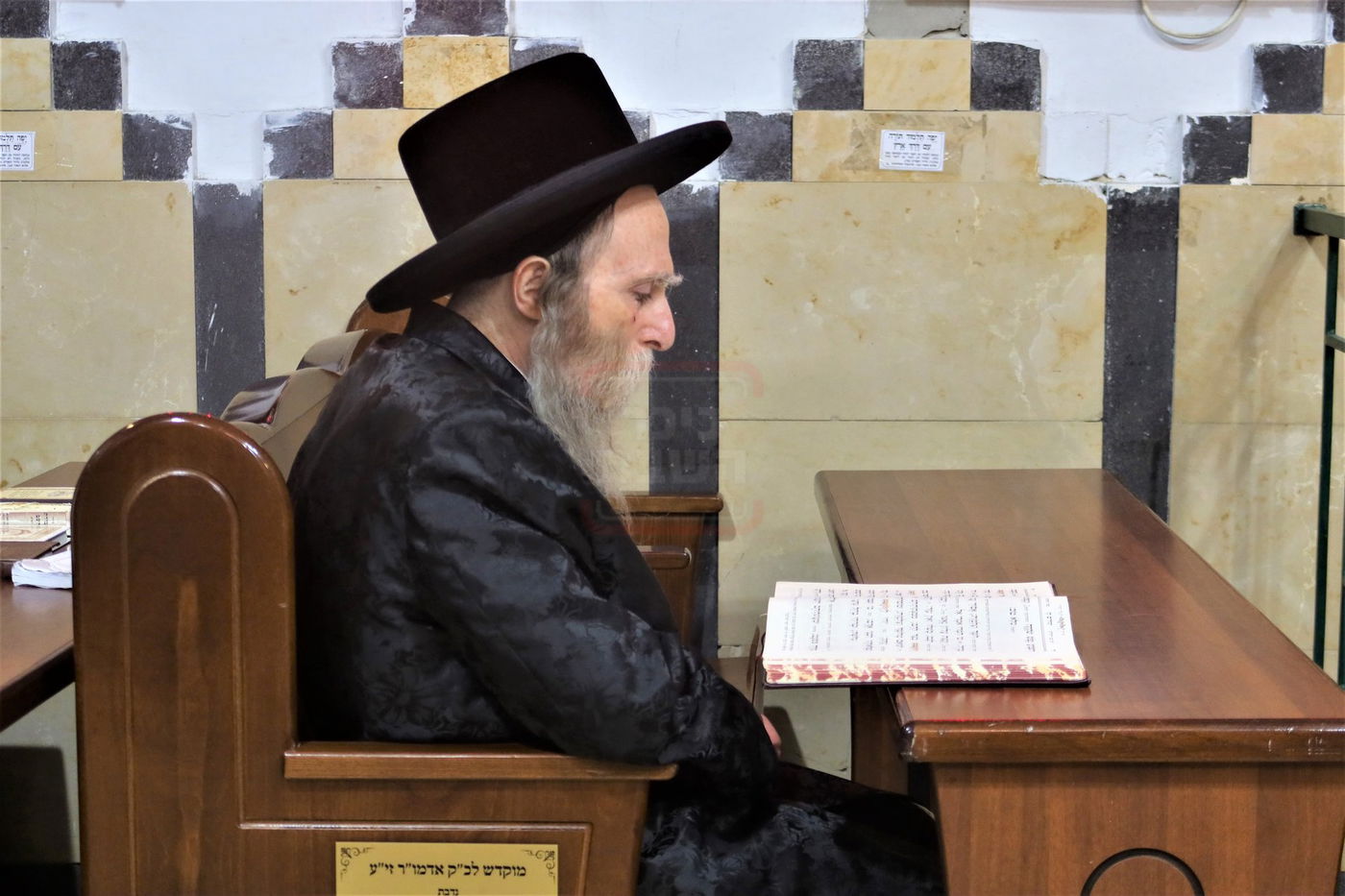 האדמו"ר מערלוי בתפילה ע"י ציון התנא רבי מאיר בעל הנס