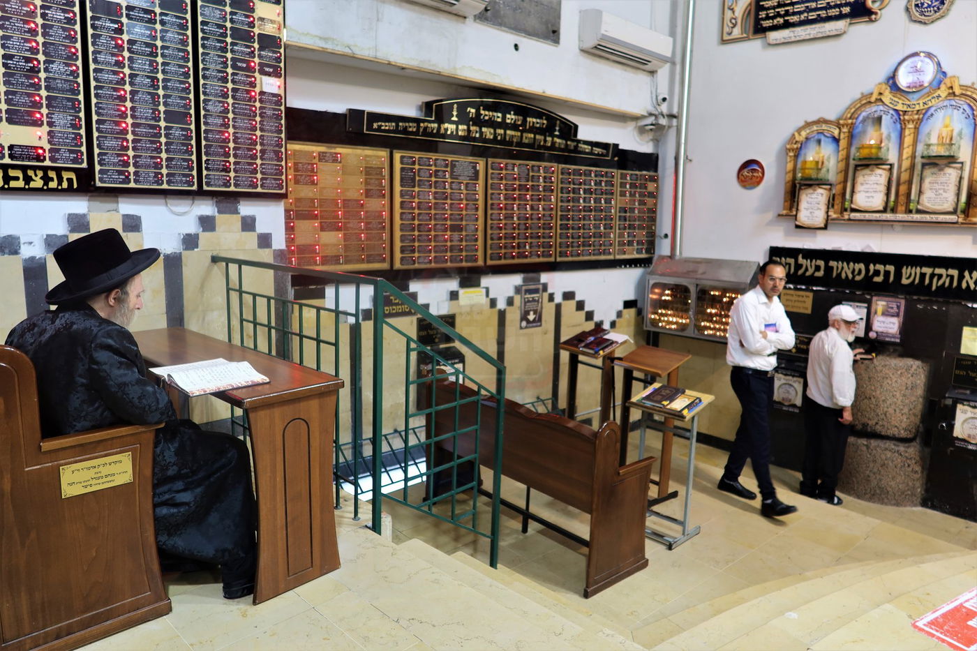 האדמו"ר מערלוי בתפילה ע"י ציון התנא רבי מאיר בעל הנס