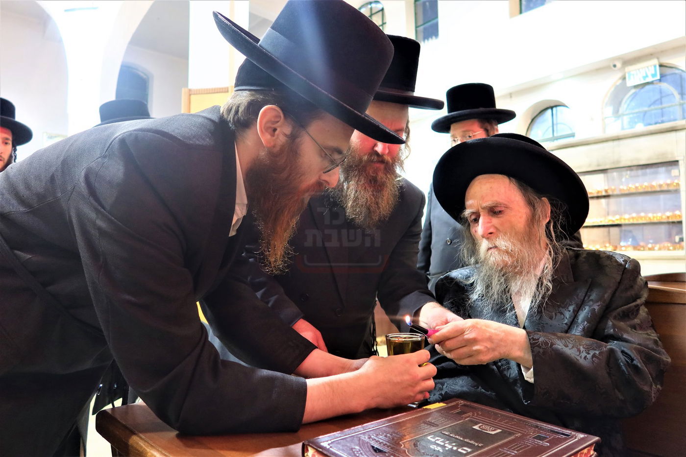 האדמו"ר מערלוי בתפילה ע"י ציון התנא רבי מאיר בעל הנס