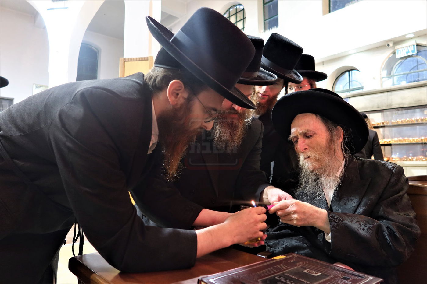 האדמו"ר מערלוי בתפילה ע"י ציון התנא רבי מאיר בעל הנס