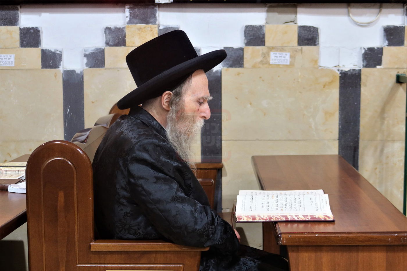 האדמו"ר מערלוי בתפילה ע"י ציון התנא רבי מאיר בעל הנס