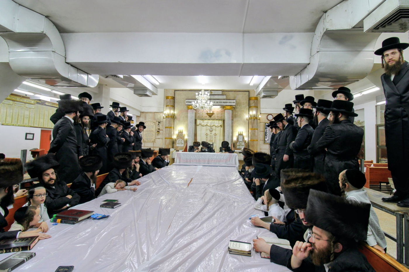 טיש נעילת החג בחצה"ק חוג חתם סופר