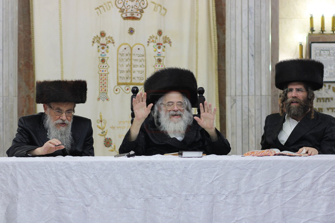 טיש נעילת החג בחצה"ק חוג חתם סופר