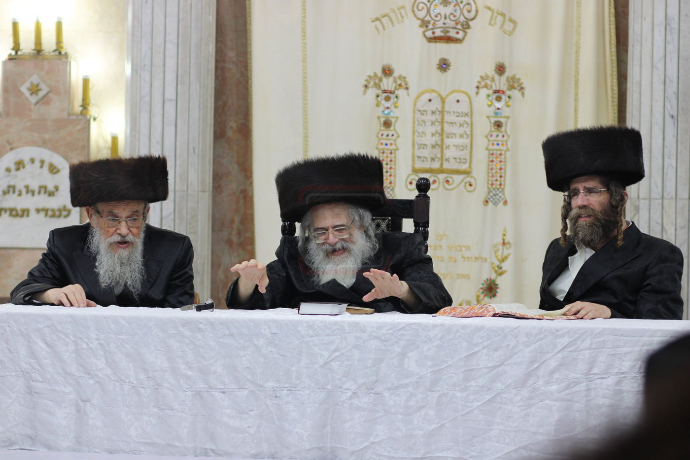 טיש נעילת החג בחצה"ק חוג חתם סופר