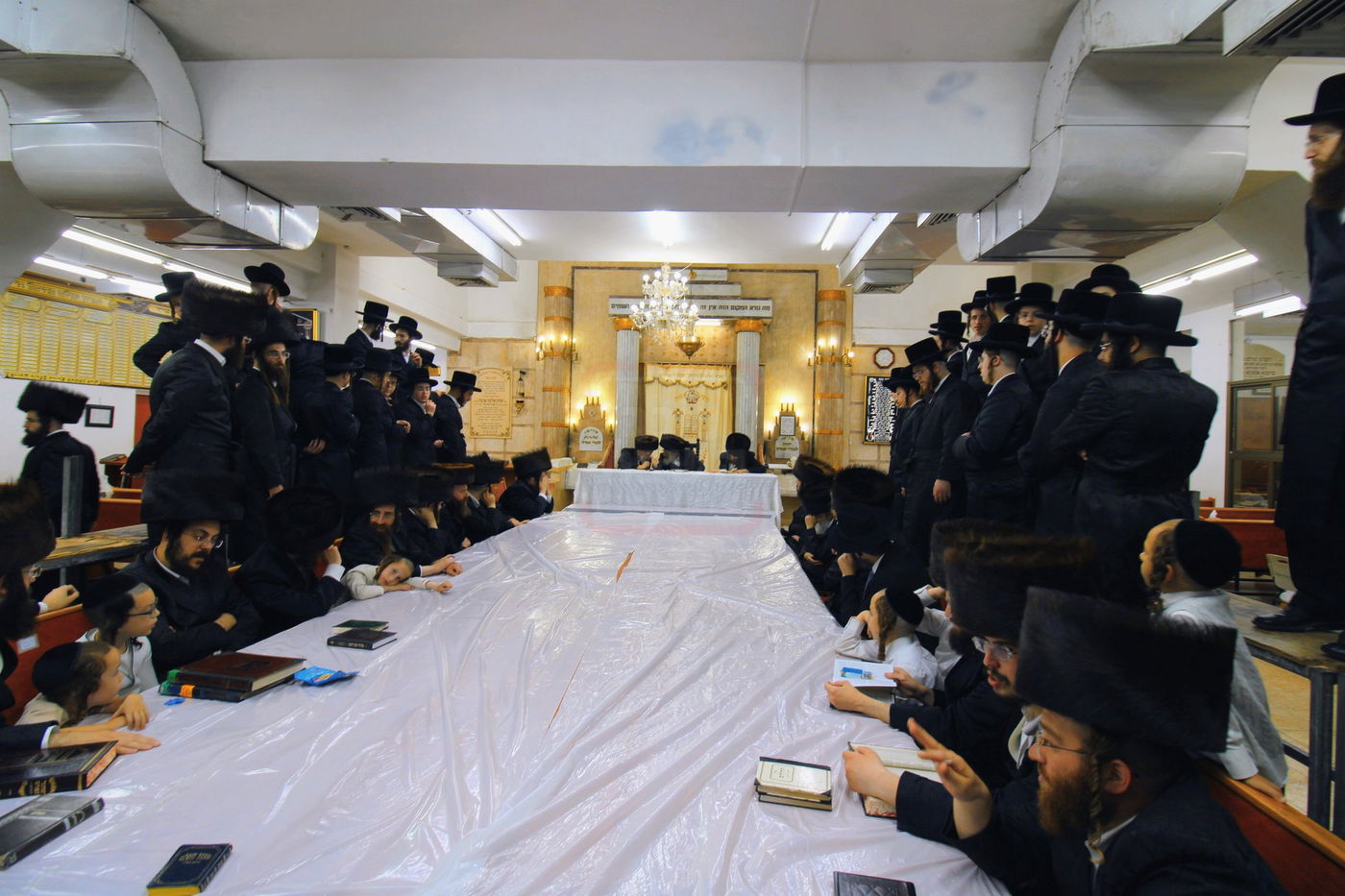 טיש נעילת החג בחצה"ק חוג חתם סופר