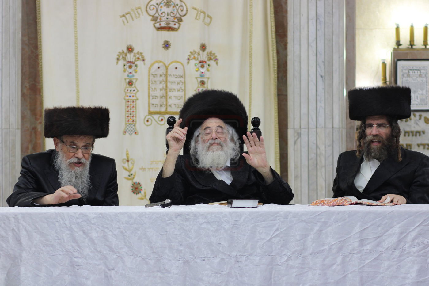 טיש נעילת החג בחצה"ק חוג חתם סופר