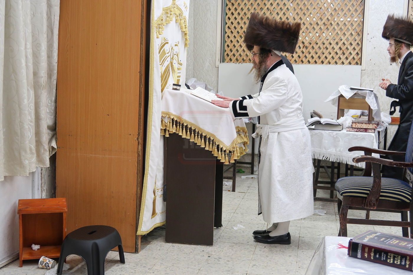 האדמו"ר מקרעטשניף סיגעט בתפילת ערבית