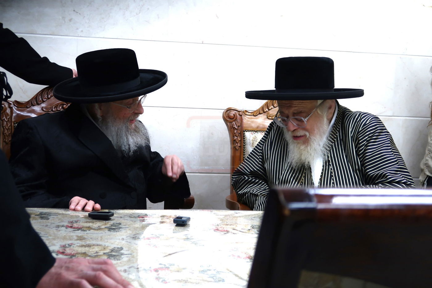 האדמו"ר מפינסק קרלין בביקור אצל האדמו"ר מתולדות אהרן בערב החג