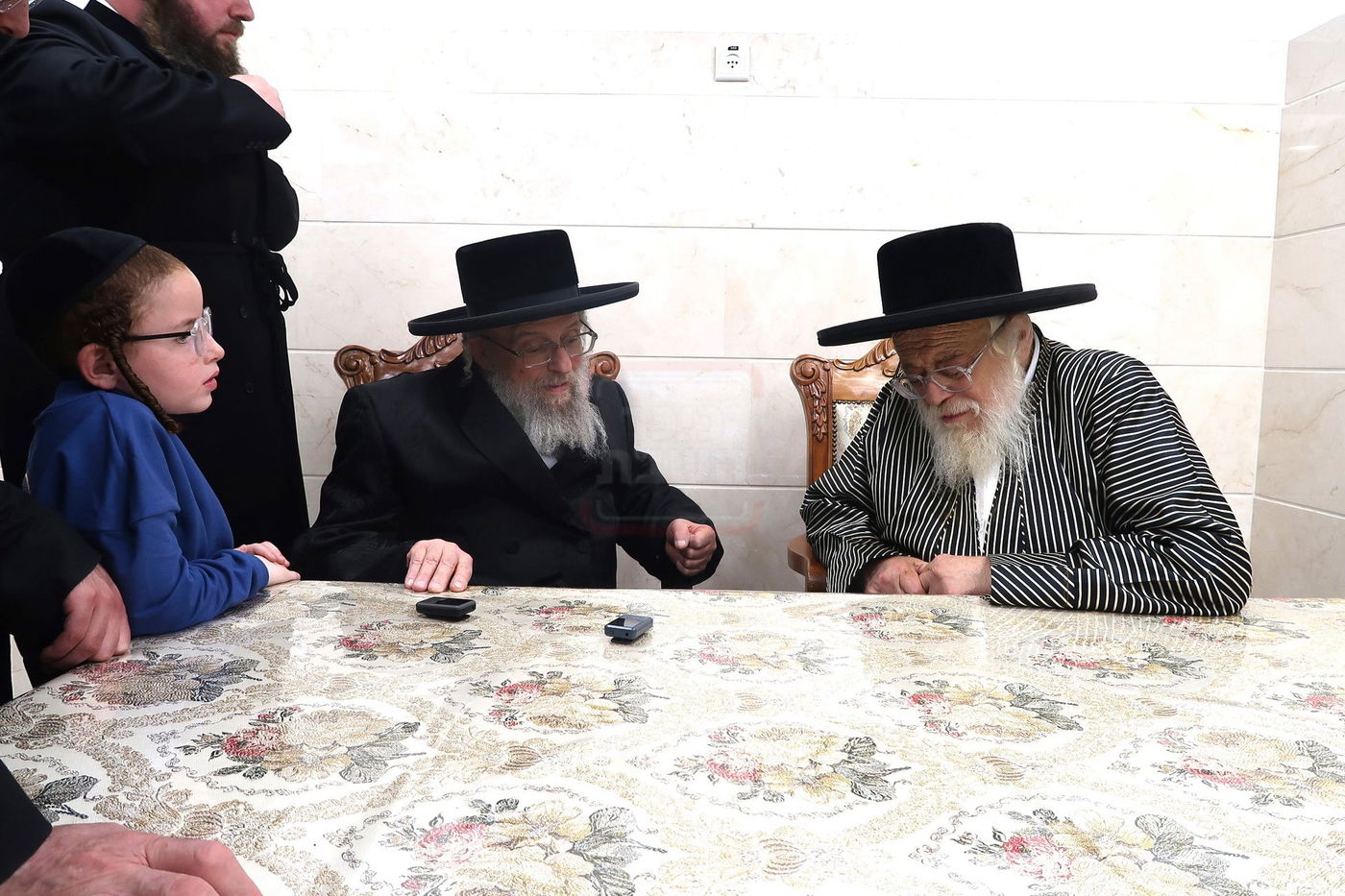 האדמו"ר מפינסק קרלין בביקור אצל האדמו"ר מתולדות אהרן בערב החג