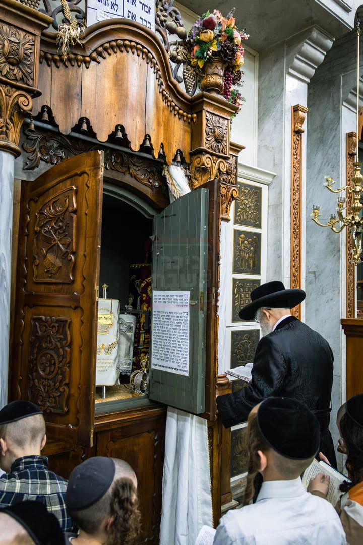 האדמו"ר מפינסק קרלין בסליחות 'זכור ברית'
