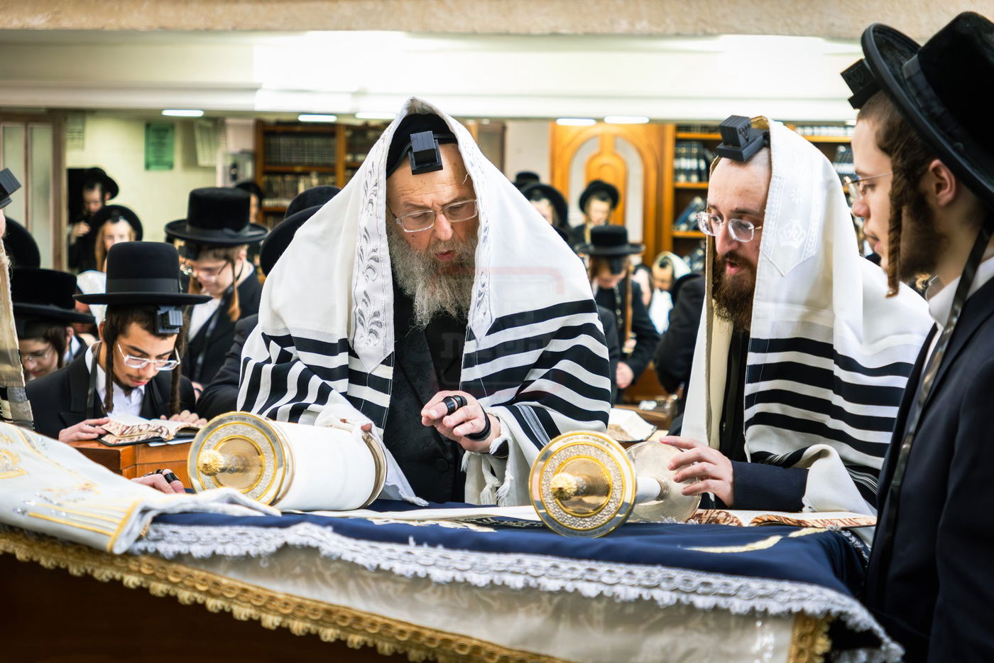 האדמו"ר מפינסק קרלין בקריאת התורה בער"ה