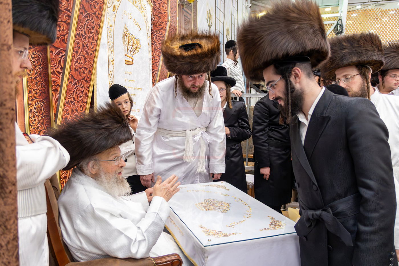 חסידי פינסק קרלין עוברים להתברך מהאדמו"ר בצאת החג