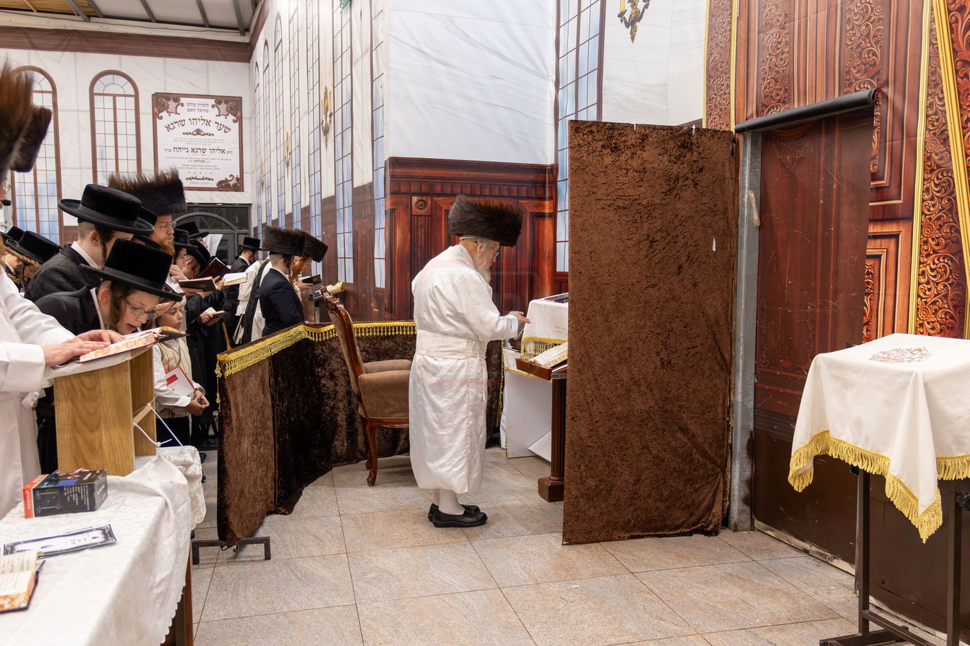 האדמו"ר מפינסק קרלין בתפילת ערבית בצאת החג