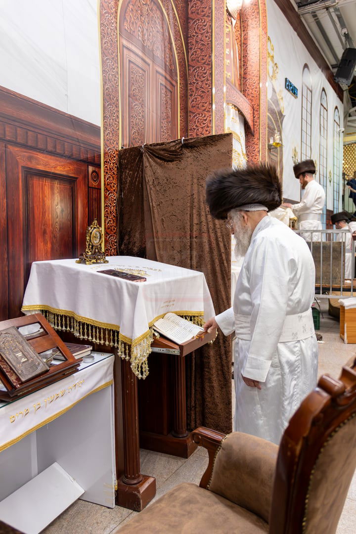 האדמו"ר מפינסק קרלין בתפילת ערבית בצאת החג
