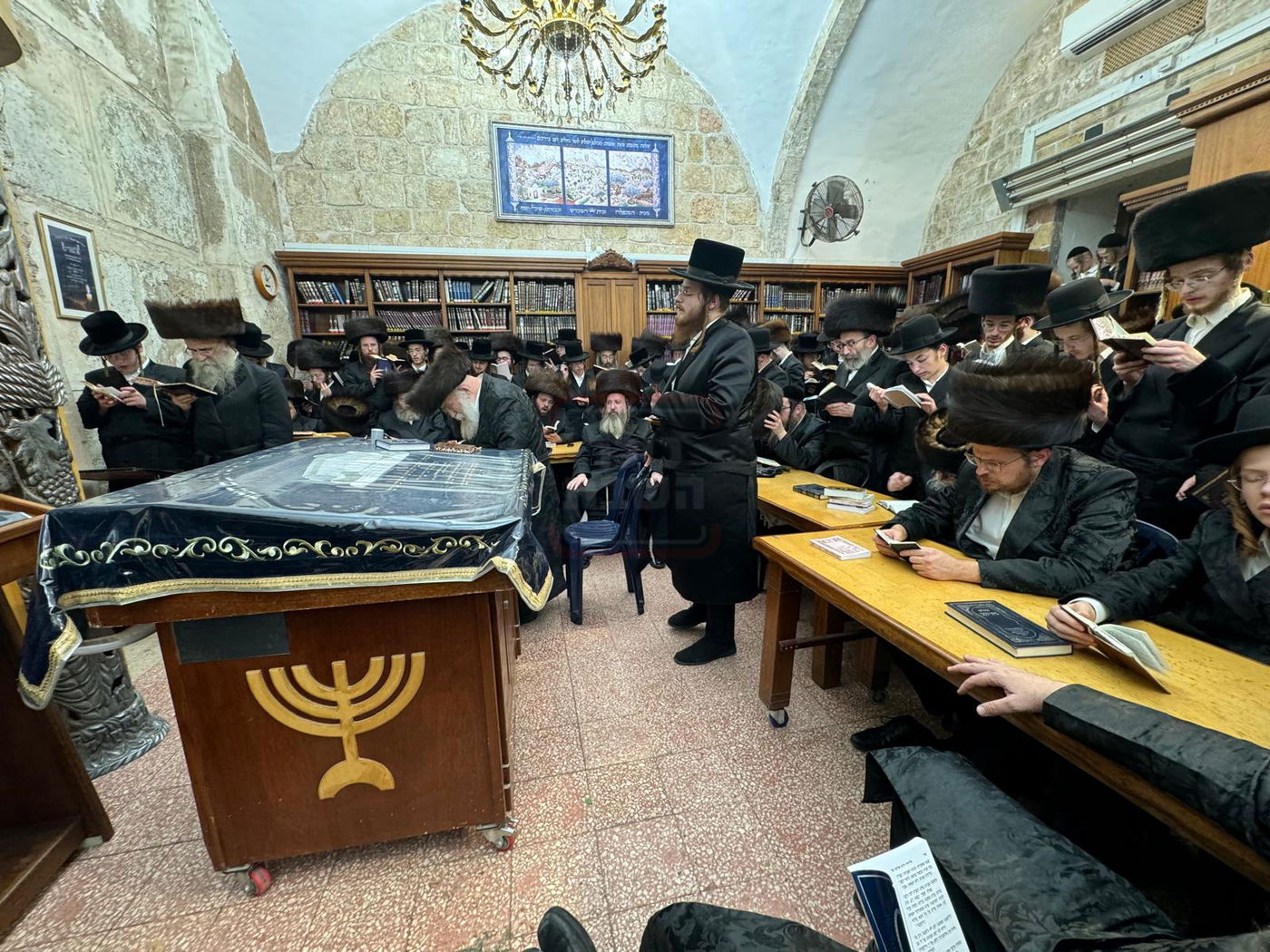 הגה"צ גאב"ד מאקאווא באמירת הסליחות במערת המכפלה